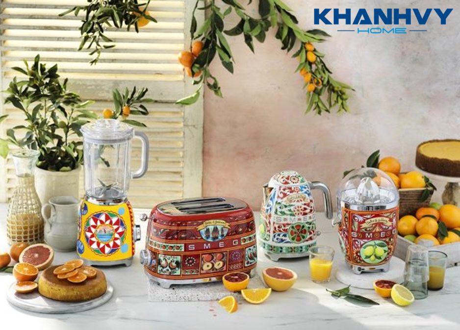 Ấm đun nước SMEG KLF03DGEU 535.43.700 sở hữu phong cách đậm tính thời trang cao cấp, hiện đại, là sản phẩm vô cùng độc đáo và nổi bật
