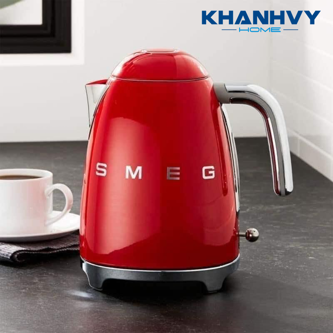Ấm đun nước SMEG KLF03RDEU 535.43.679 sở hữu thiết kế sang trọng và hiện đại, dễ dàng đáp ứng nhu cầu đun nước nóng nhanh cho gia đình 2 – 4 người