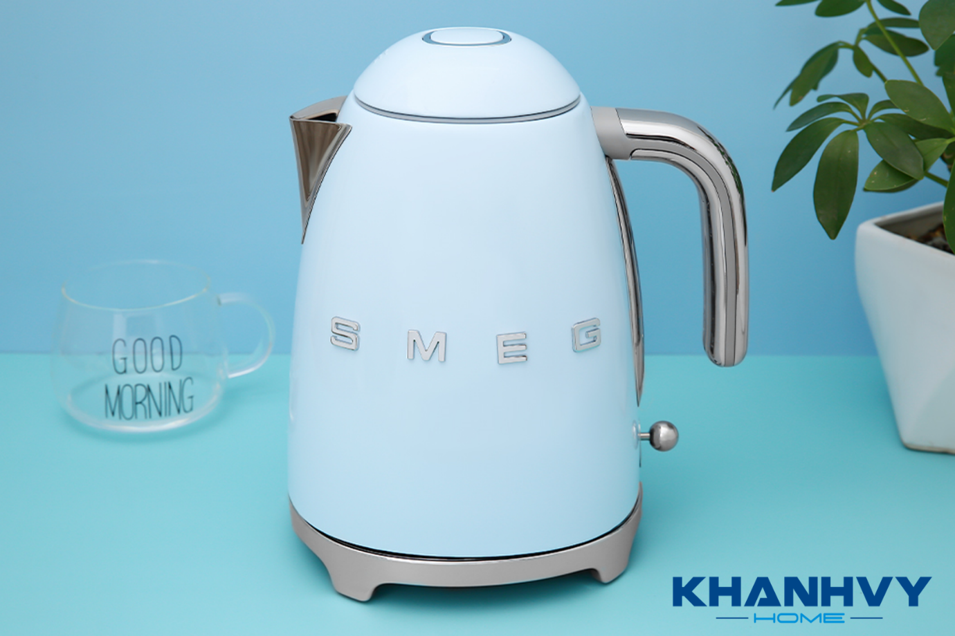 Ấm đun nước SMEG KLF03PBEU 535.43.678 sở hữu thiết kế sang trọng và hiện đại, dễ dàng đáp ứng nhu cầu đun nước nóng nhanh cho gia đình 2 – 4 người