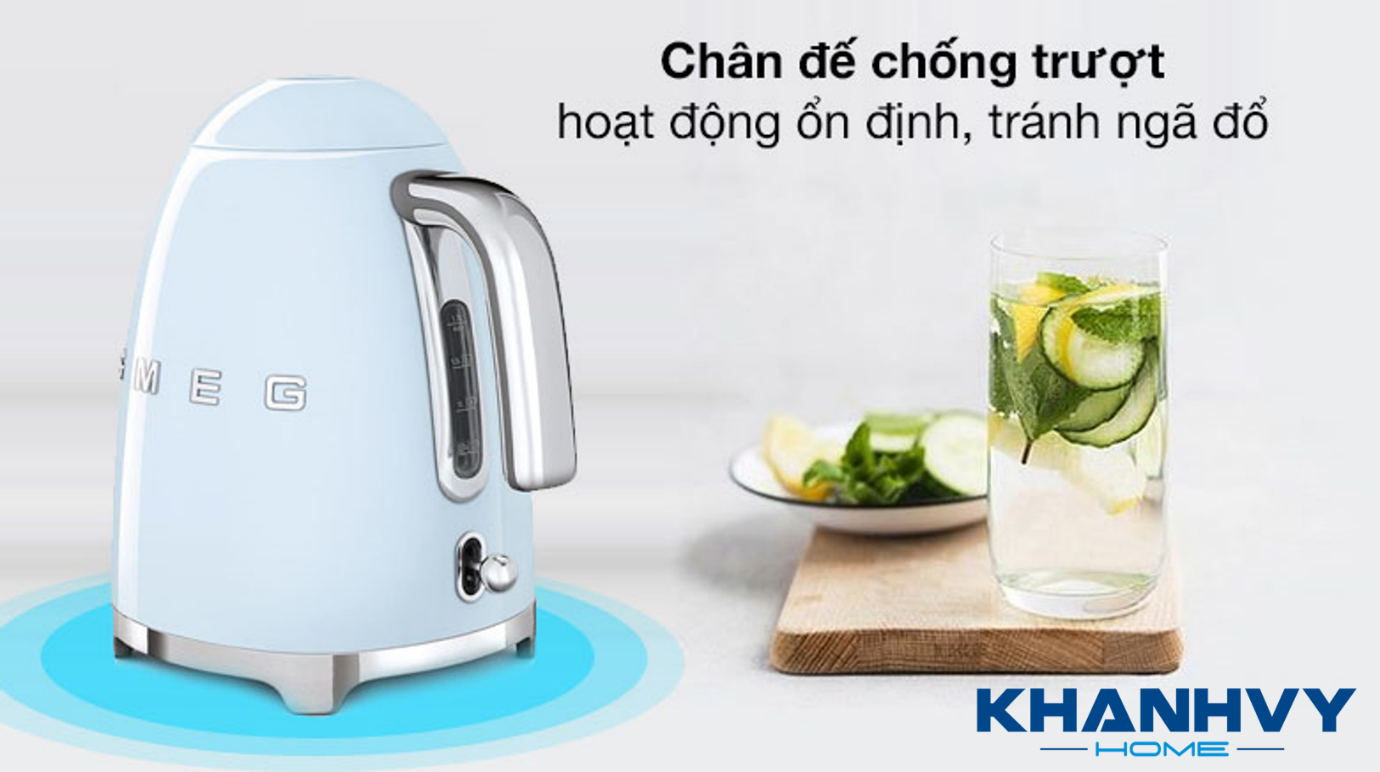 Đế tiếp điện Strix cùng khả năng xoay linh hoạt 360 độ, có rãnh cuộn để cuộn gọn dây điện vào