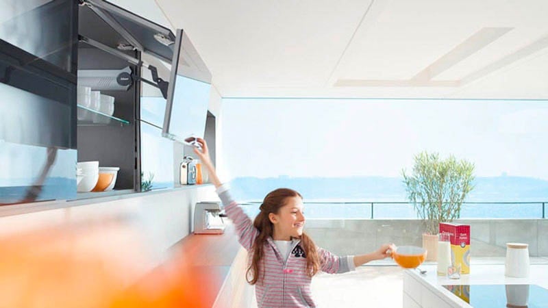 Tay nâng Blum AVENTOS HF 25 phù hợp với tầm với của cả trẻ nhỏ