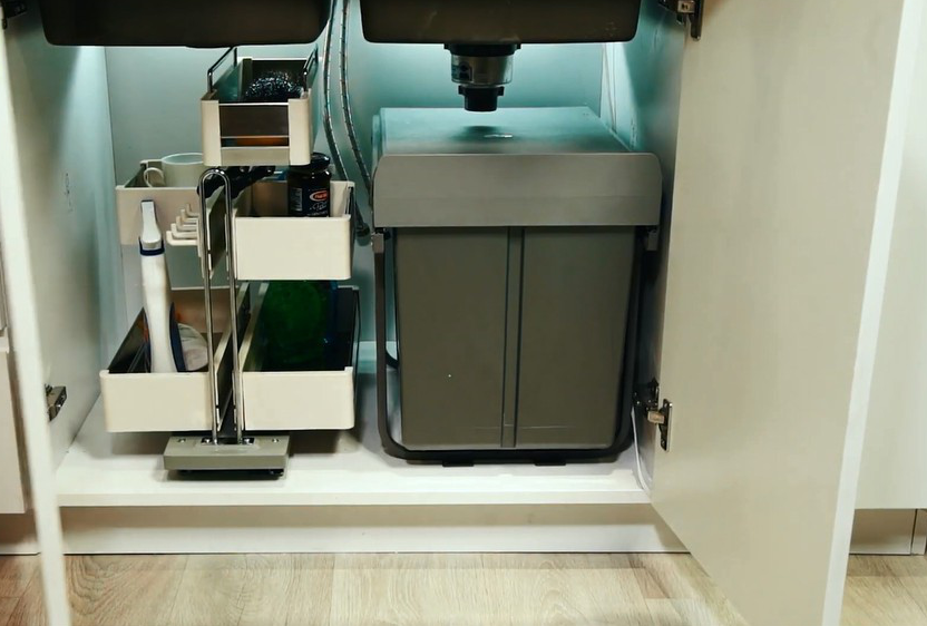 Kệ đựng chai lọ tẩy rửa EUSL400 tại Khánh Vy Home giúp lưu trữ chất tẩy rửa, xà phòng, nước rửa chén ngăn nắp, sạch sẽ