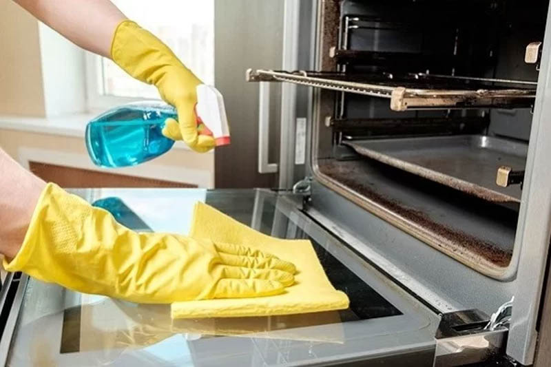 Làm sạch lò vi sóng kết hợp nướng bằng nước lau kính