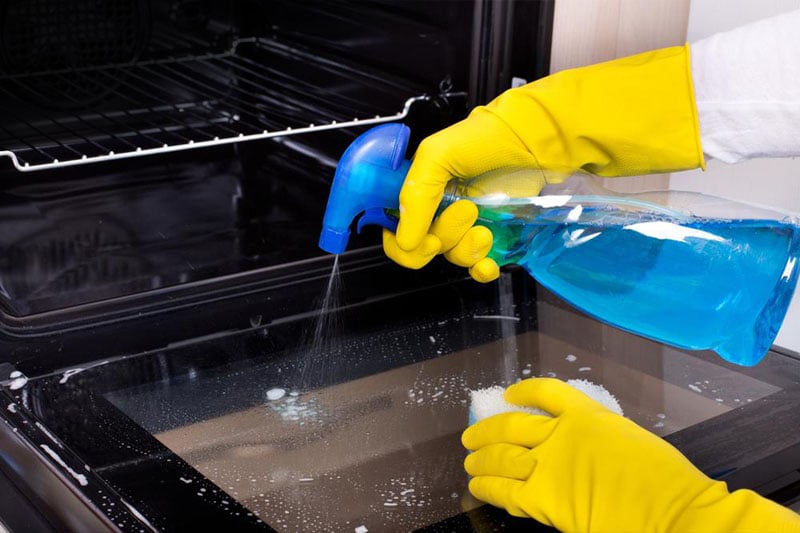 Làm sạch lò vi sóng kết hợp nướng bằng nước lau kính