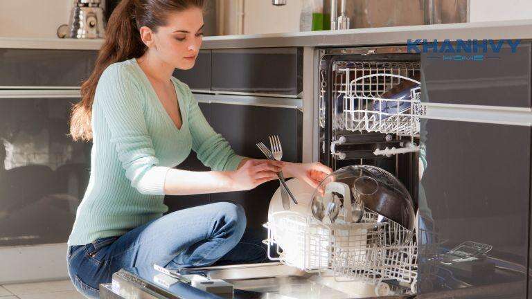 Thường xuyên kiểm tra, vệ sinh máy rửa chén để đảm bảo hiệu quả làm sạch