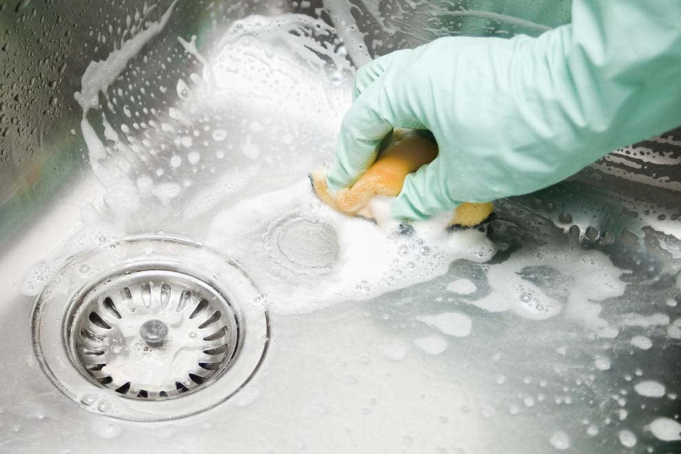 Vệ sinh chậu rửa thường xuyên để chậu luôn sáng bóng và tăng tuổi thọ sử dụng