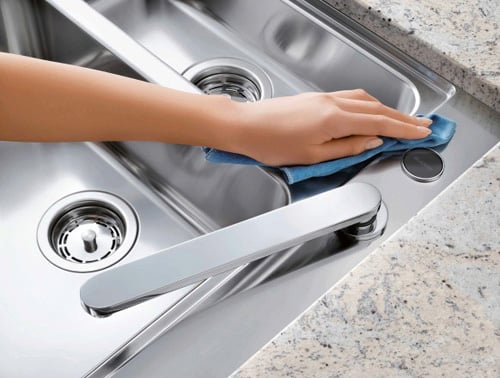 Vệ sinh chậu rửa thường xuyên giúp chậu luôn sáng bóng và tăng tuổi thọ sử dụng