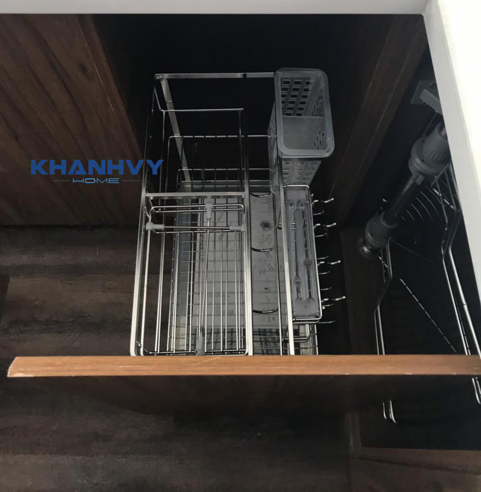 Ảnh chụp thực tế kệ dao thớt nan dẹt inox bóng, ray giảm chấn ES61220 tại Khánh Vy Home được lắp đặt tại nhà khách