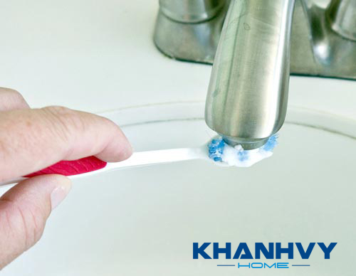 Vệ sinh vòi nước bằng kem đánh răng