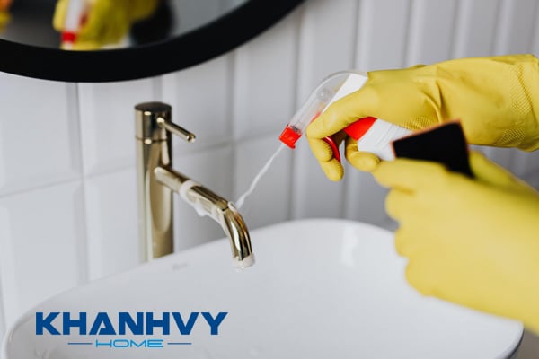 Dùng chất tẩy rửa chuyên dụng