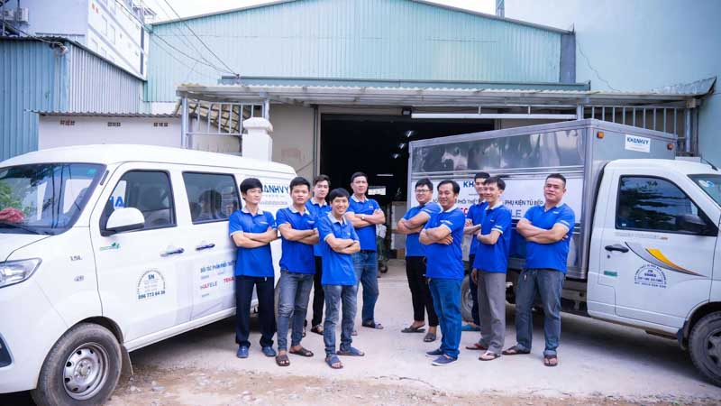 Đội kỹ thuật thi công lắp đặt công trình thiết bị của Khánh Vy Home