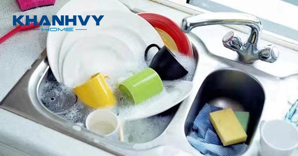 Ngâm bát đĩa quá lâu khiến vi khuẩn sinh sôi, gây hại và hư hỏng bát đũa