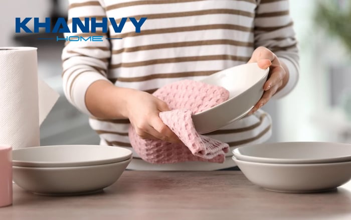 Nên lau thật sạch chén đĩa trước khi cất vào tủ