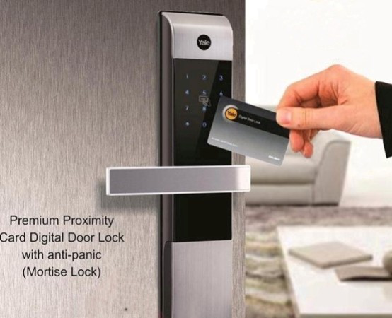 Khóa điện tử Yale YDM3109+ sở hữu 4 thẻ từ và quản lý thẻ từ bằng Master code