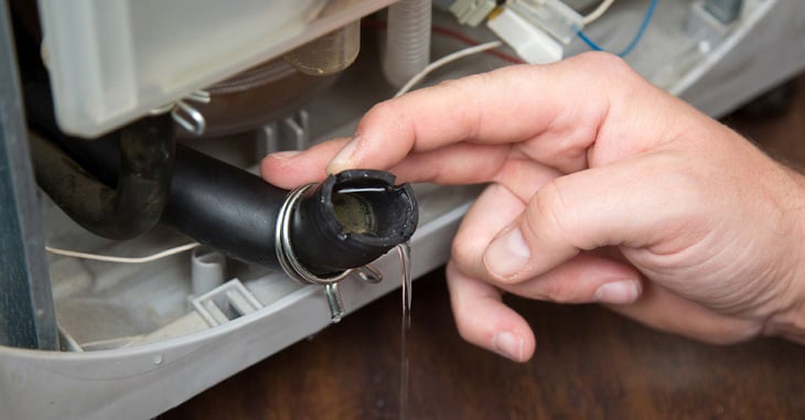 Tác hại khi máy giặt bị chảy nước dưới gầm