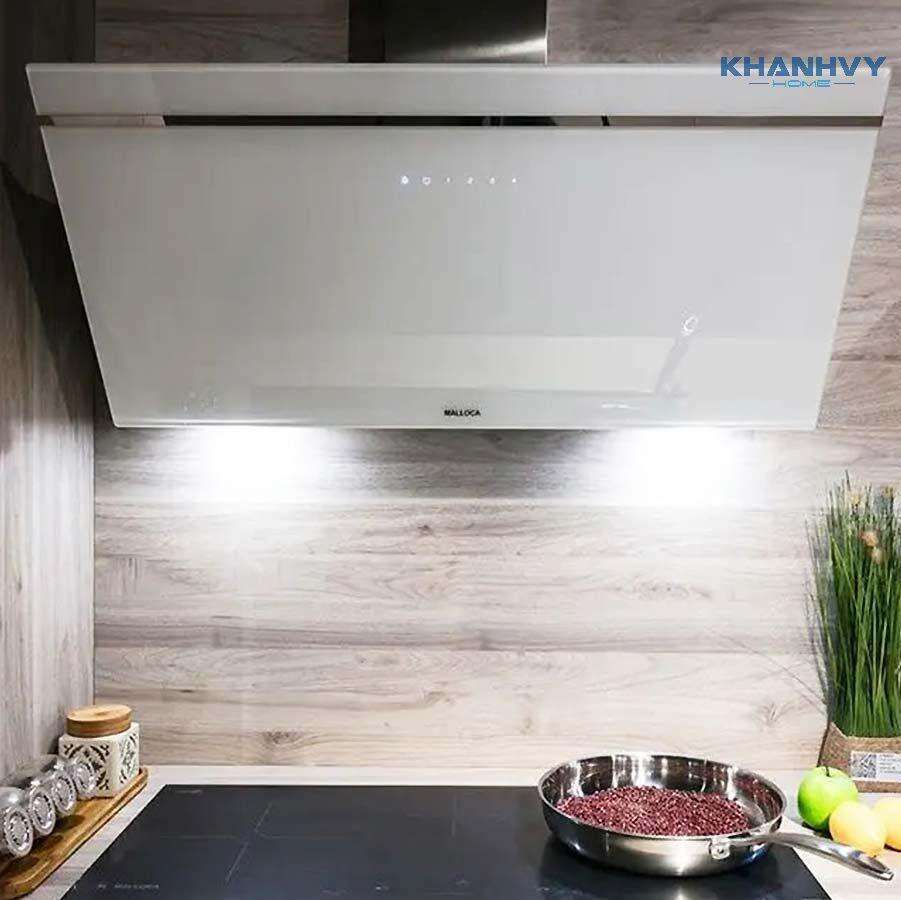 Máy hút mùi có đèn giúp giảm điện năng sử dụng của đèn bếp