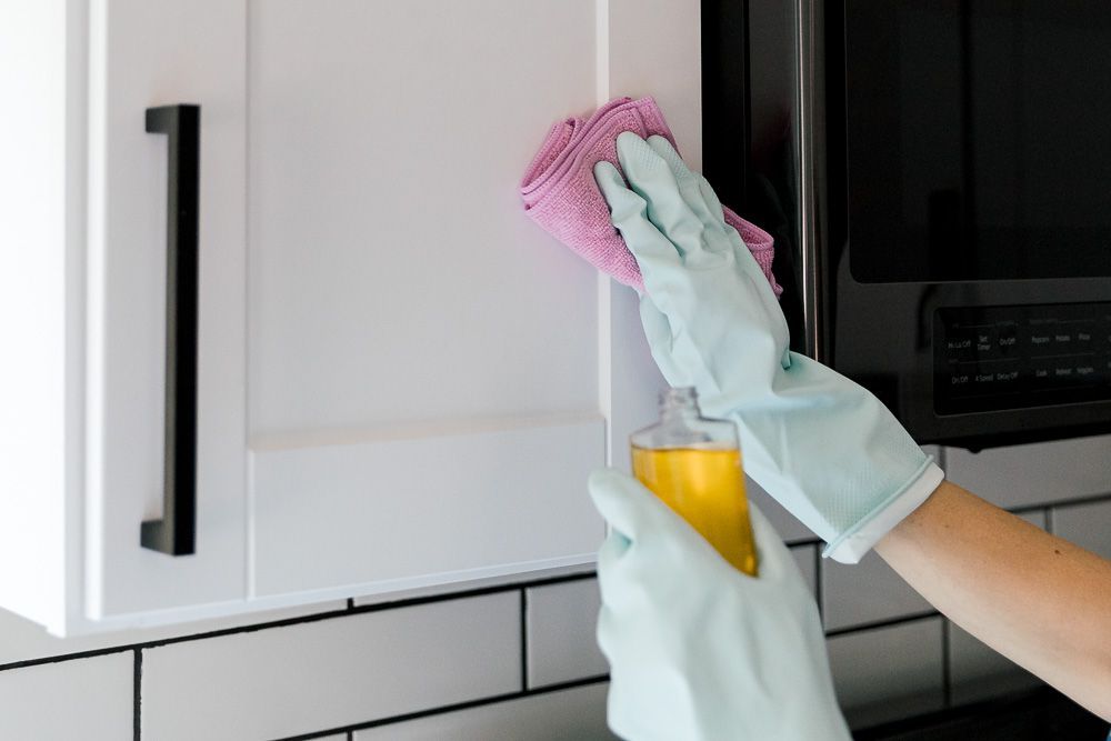 Thường xuyên vệ sinh tủ bếp, tốt nhất một tuần một lần để tăng tuổi thọ cho nhà bếp