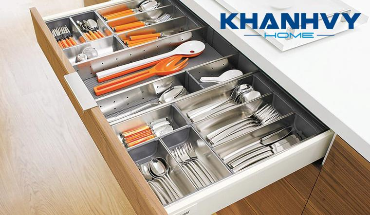 Khay chia tủ dưới giúp sắp xếp các dụng cụ ngăn nắp hơn