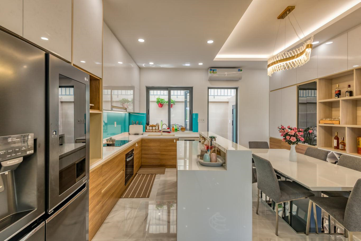 Nội thất nhà bếp cao cấp, được thiết kế và lắp đặt âm để tạo hiệu ứng không gian