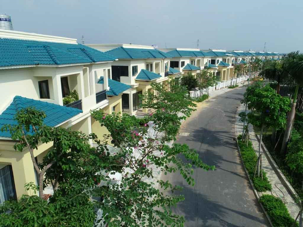 Một con đường bên trong khu biệt thự Senturia Vườn Lài