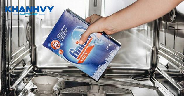 Cho bột vào máy rửa bát
