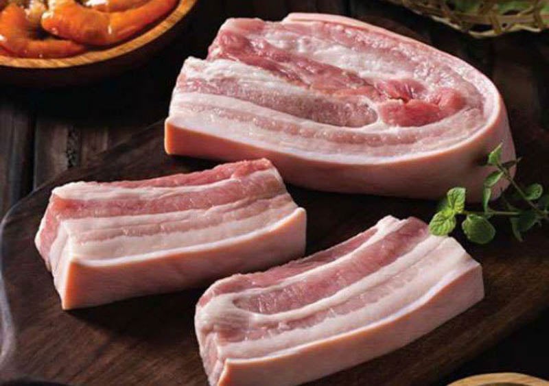 Một miếng ba chỉ heo ngon cần có màu sắc trắng hồng, kết cấu chặt chẽ, tỷ lệ mỡ - thịt phù hợp