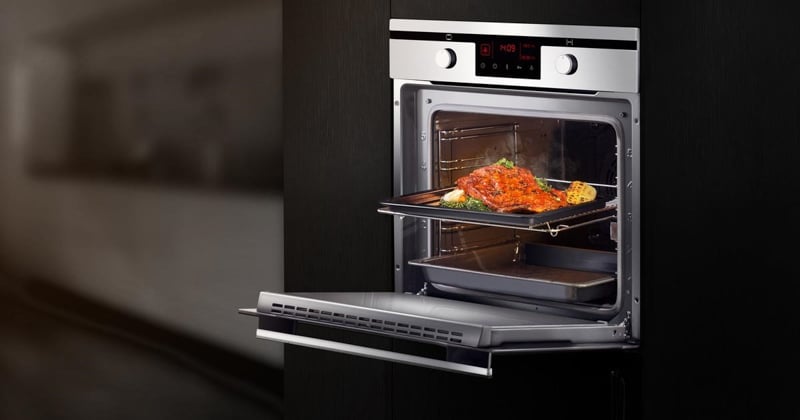 Nướng khoai bằng lò nướng sẽ giúp các bà nội trợ tiết kiệm thời gian, đảm bảo an toàn thực phẩm,..