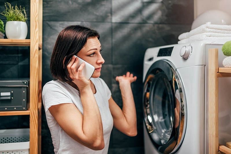 Máy giặt không thoát được nước là một hiện tượng thường xuyên gặp phải ở những máy giặt đã cũ