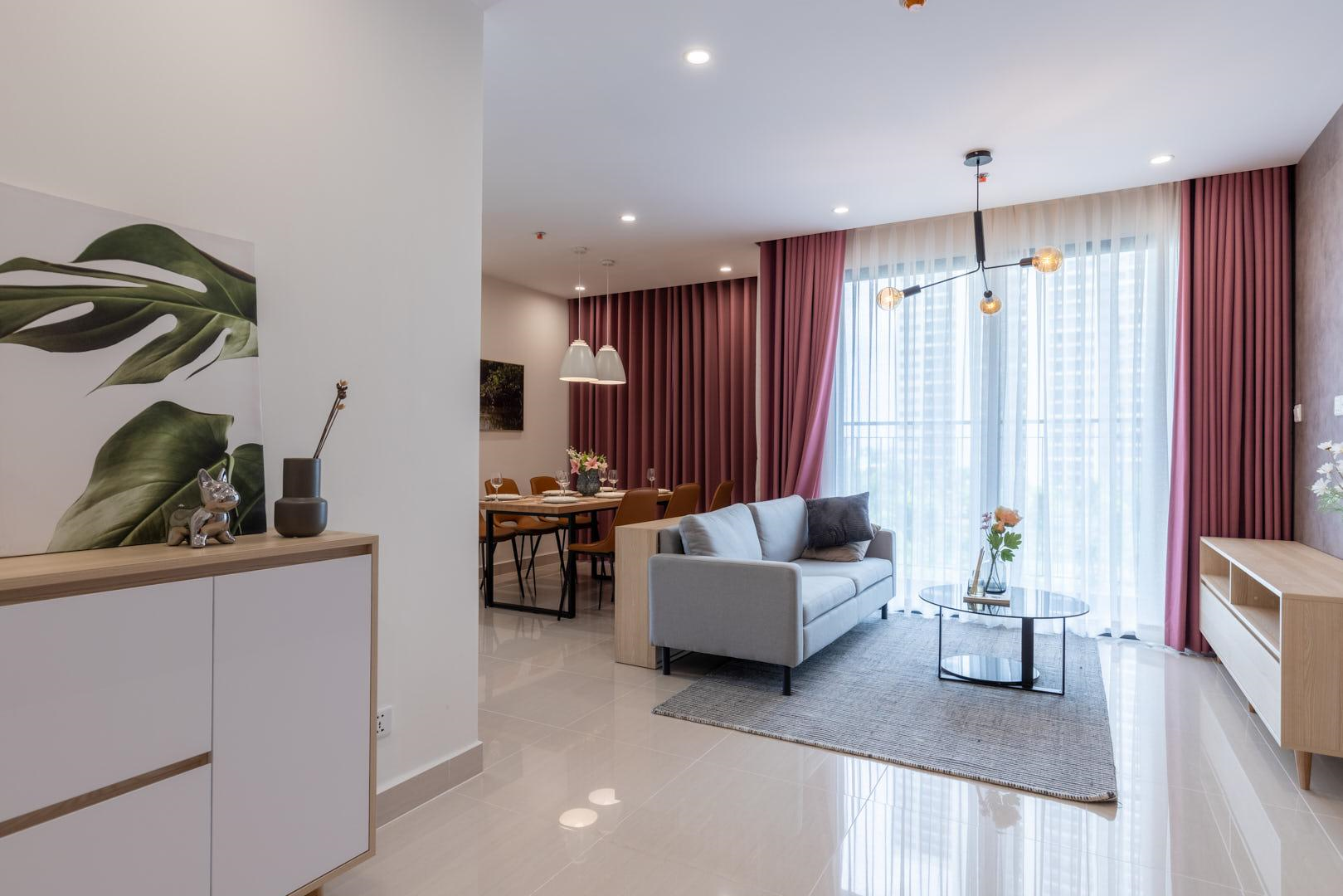 Phòng khách thiết kế tối giản hiện đại trong căn hộ 2 phòng ngủ (+1) Vinhomes Grand Park
