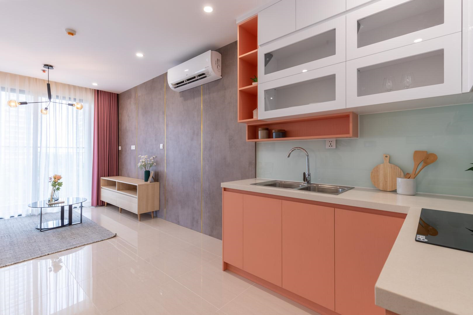 Nhà bếp được thiết kế vô cùng hài hòa trong tổng thể căn hộ