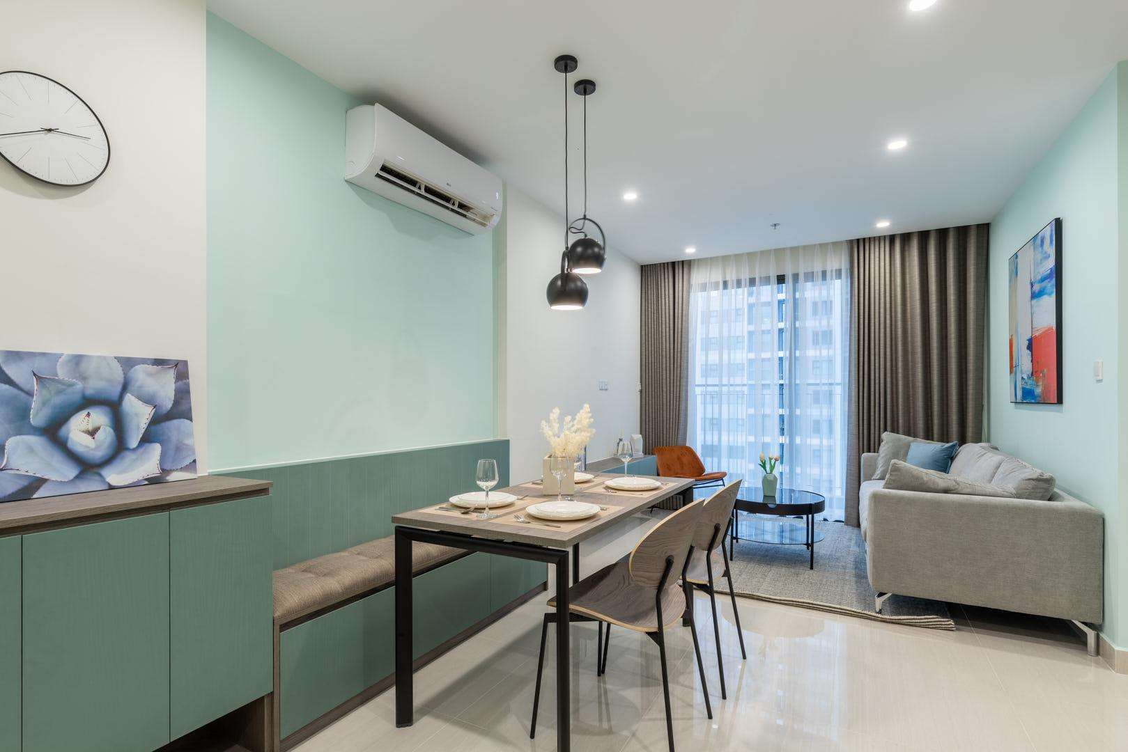 Phòng khách với diện tích nhỏ được thiết kế đơn giản trong căn hộ 2 phòng ngủ Vinhomes Grand Park