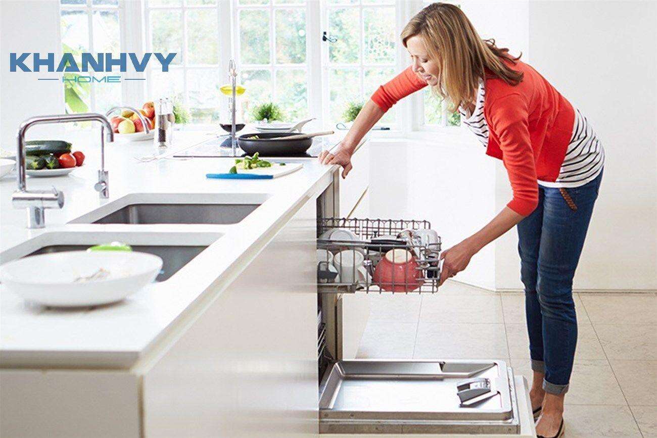 Sử dụng máy rửa chén đúng cách, giúp tiết kiệm nước