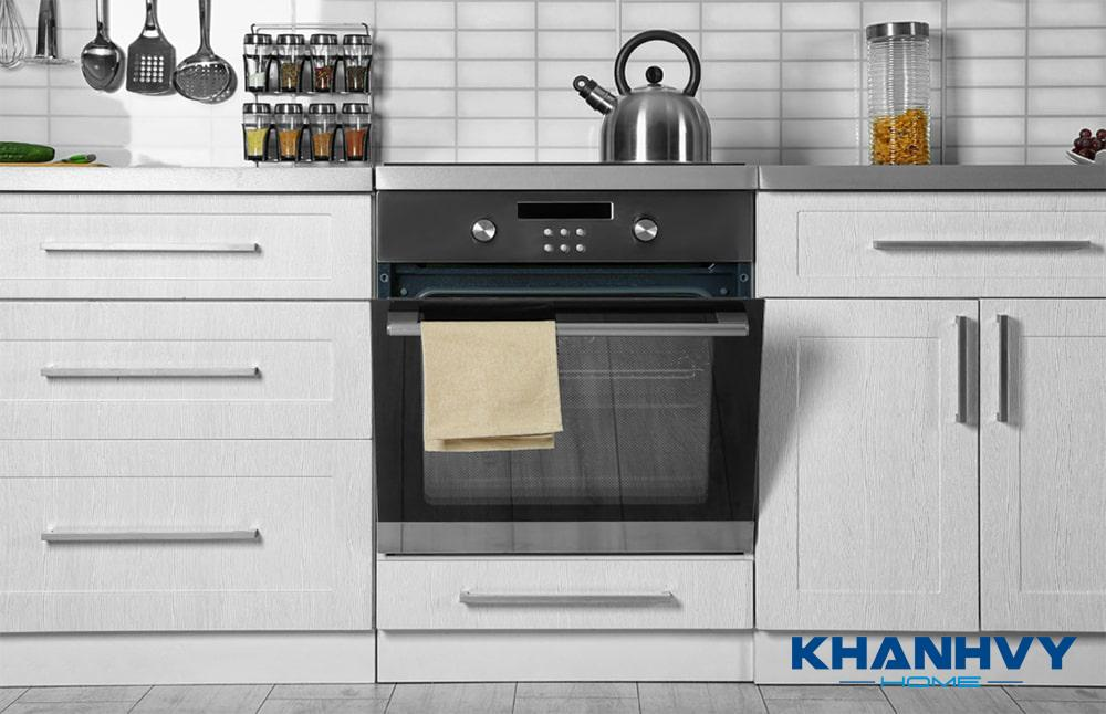 Đặt lò nướng dưới bếp từ giúp không gian nhà bếp gọn gàng hơn