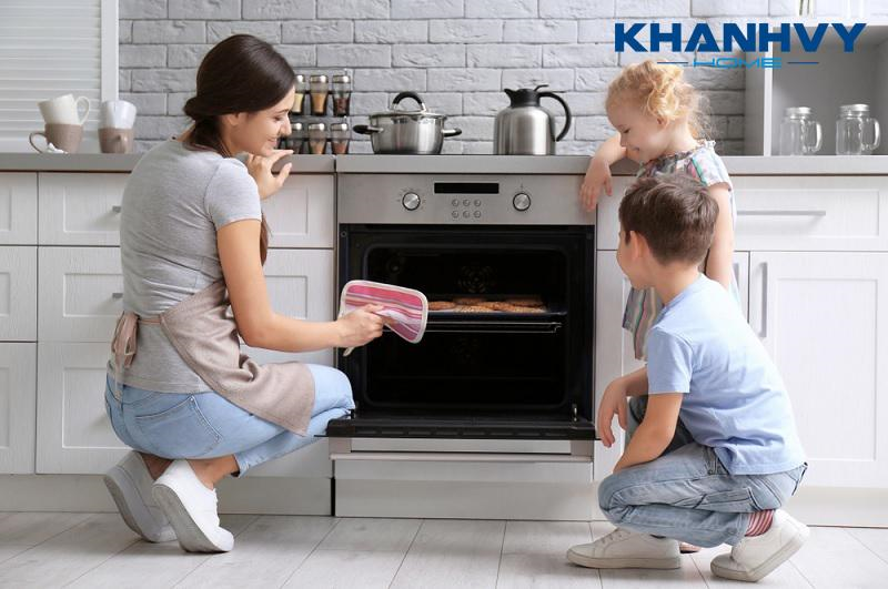 Đặt lò nướng dưới bếp từ thì khi nướng sẽ cần cúi người hoặc ngồi xuống để quan sát