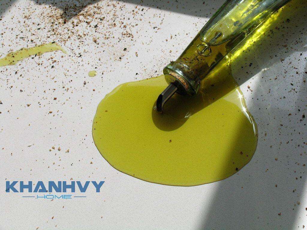 Dầu mỡ vương trên sàn bếp làm mất vệ sinh sàn và gây trượt ngã