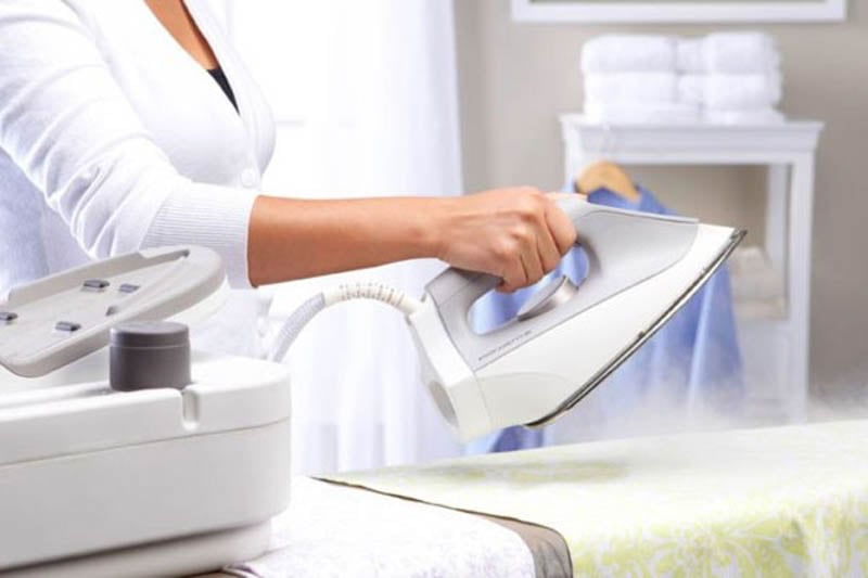 Làm phẳng quần áo nhanh chóng bằng bàn là hơi nước