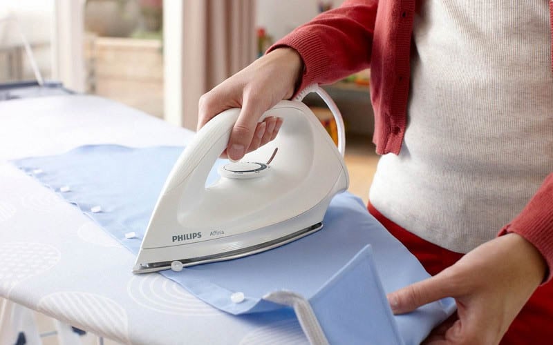 Cách là quần áo với bàn là hơi nước cầm tay