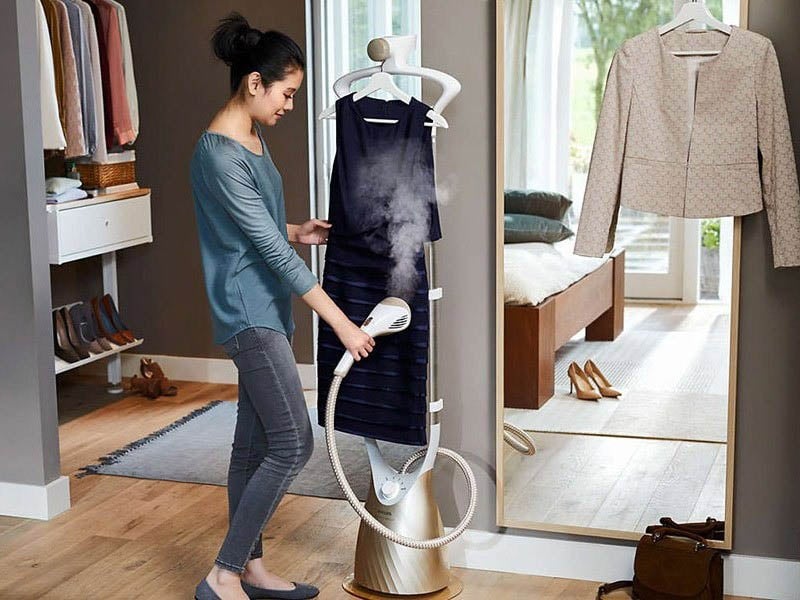 Là quần áo với bàn là hơi nước đứng vô cùng tiện lợi
