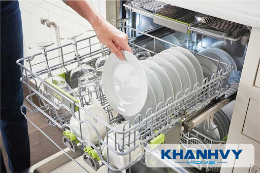  Không lấy chén đĩa ra khỏi máy trước khi kết thúc hoàn toàn chu trình rửa, sấy