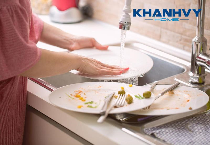 Thực tế bạn không phải tráng bát trước khi cho vào máy rửa