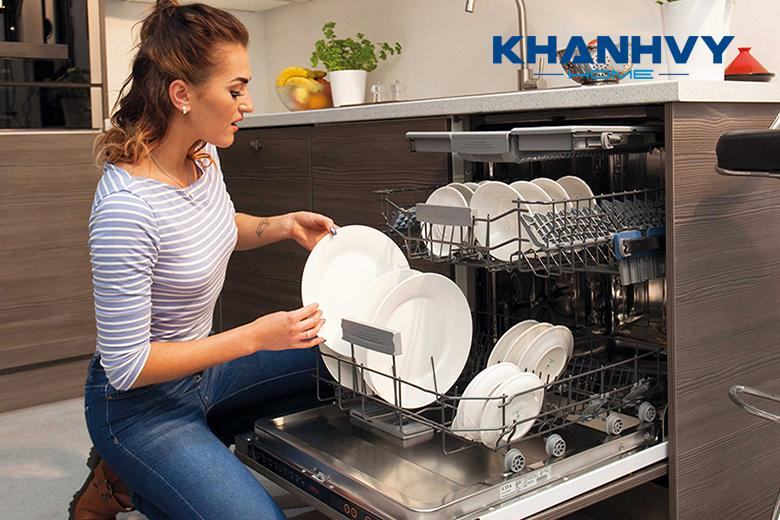 Rửa bát bằng chế độ rửa nước nóng sẽ sạch sẽ hơn