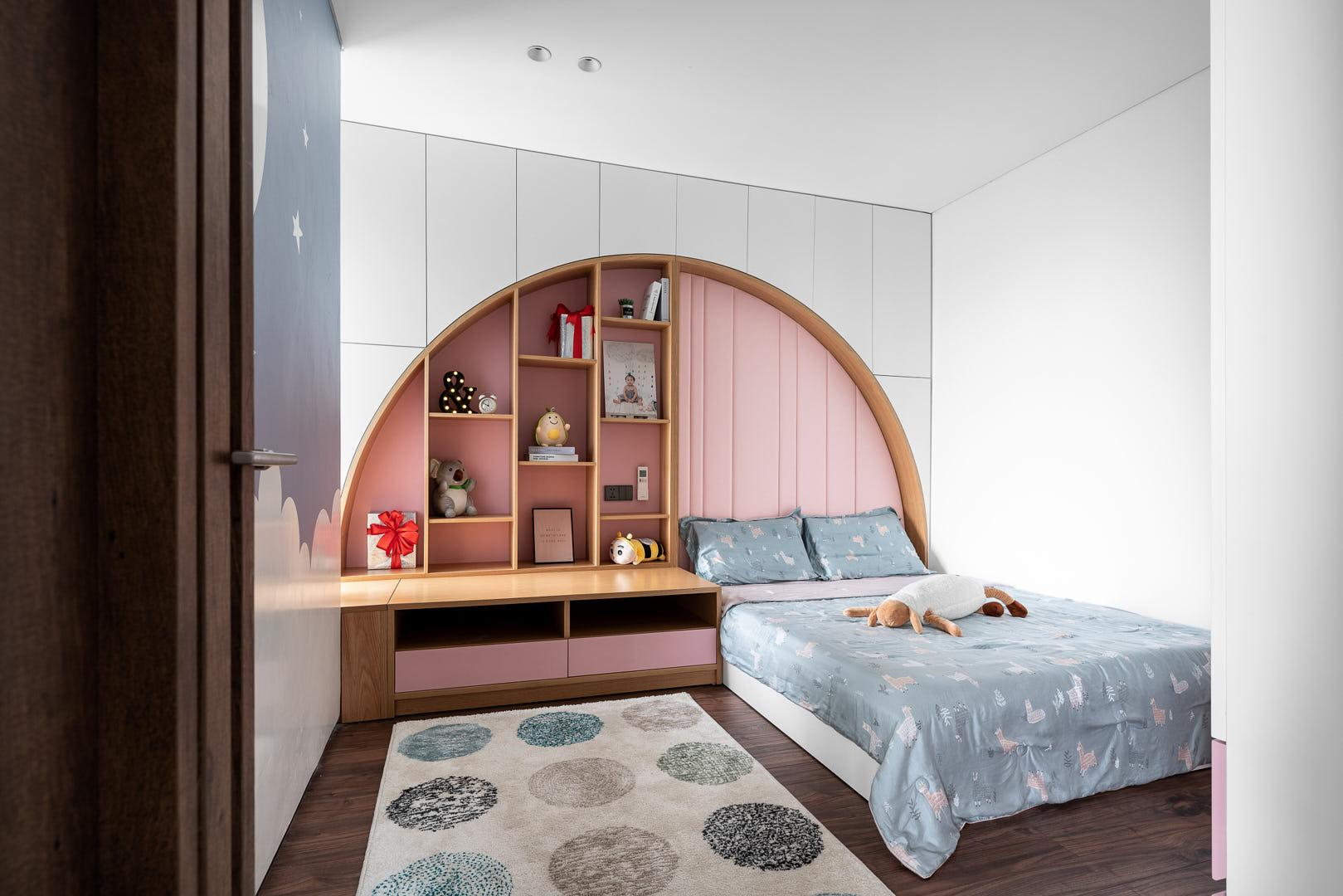 Phòng tắm nổi bật với thiết kế gỗ hiện đại và thiết bị vệ sinh cao cấp