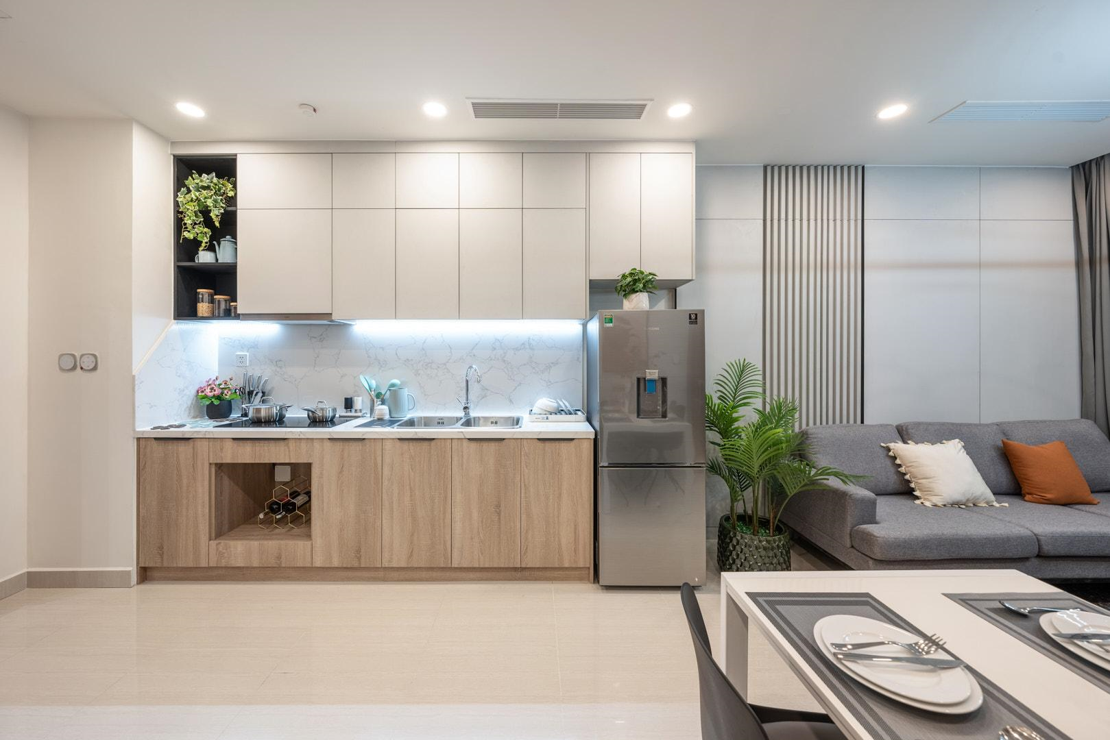 Nhà bếp thiết kế đơn giản với nội thất bếp cao cấp