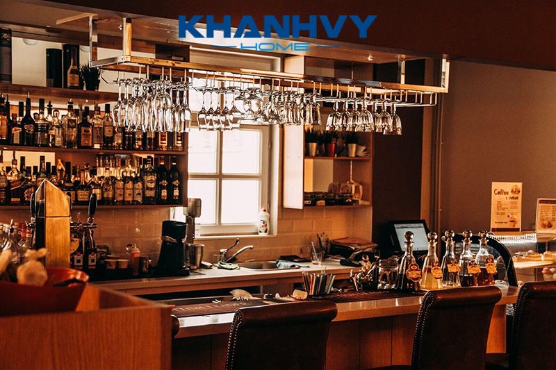 Sử dụng giá treo ly quầy bar là một giải pháp tuyệt vời cho gian bếp hiện đại