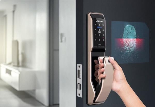 Khóa cửa vân tay rất tiện lợi cho chủ nhà nhờ ứng dụng nhiều tính năng và công nghệ hiện đại