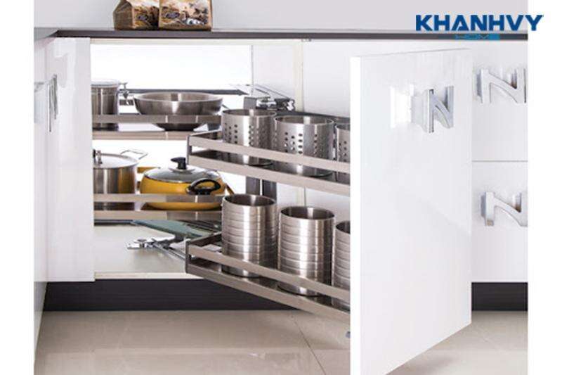 Giá bát cố định được lắp tại tủ bếp trên