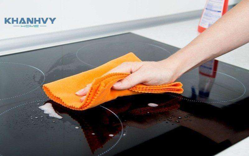 Vệ sinh và lau khô bếp bằng khăn mềm thường xuyên