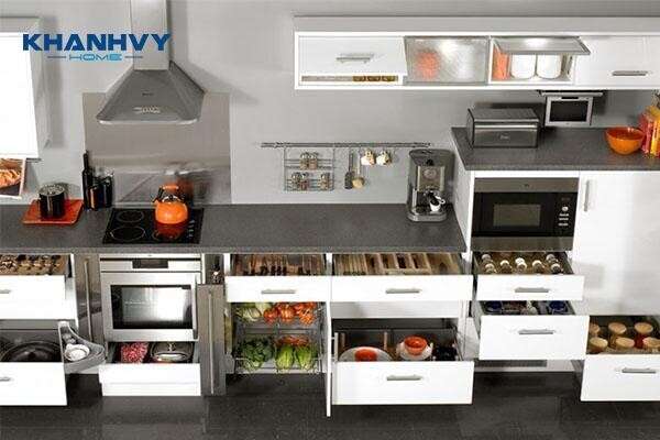 Sắp xếp phụ kiện tủ bếp hợp lý