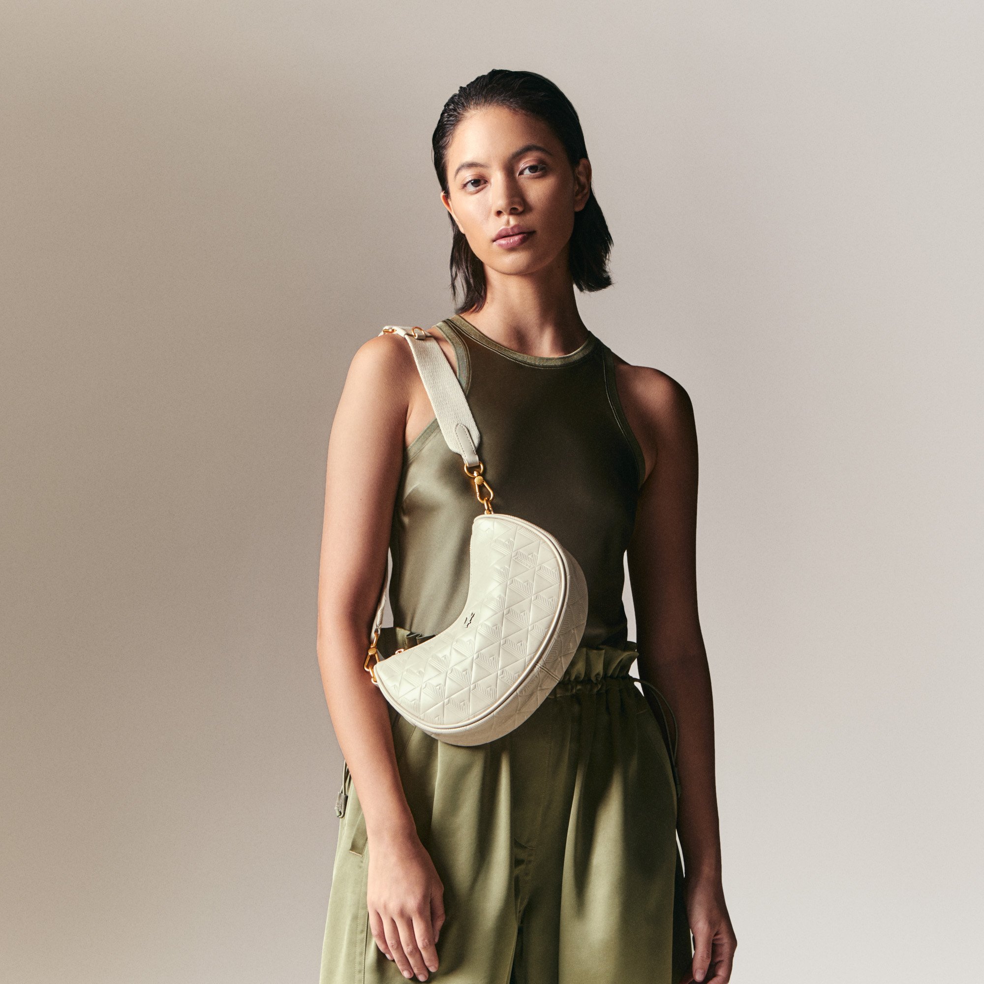 Túi Đeo Vai Bán Nguyệt Lacoste Nữ Maheki Dập Nổi Chất Liệu Da