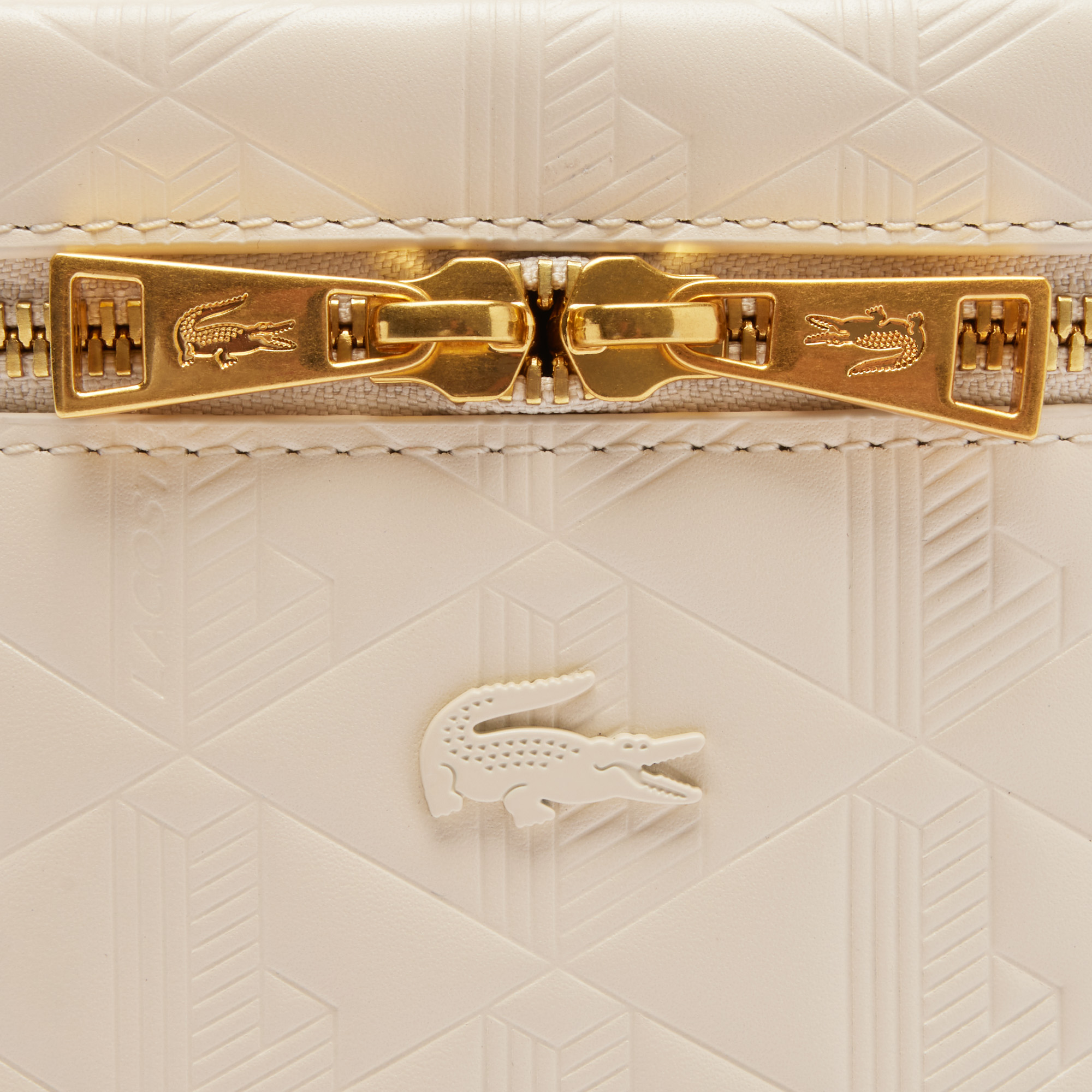 Túi Đeo Chéo Lacoste Nữ Maheki Dập Nổi Chất Liệu Da